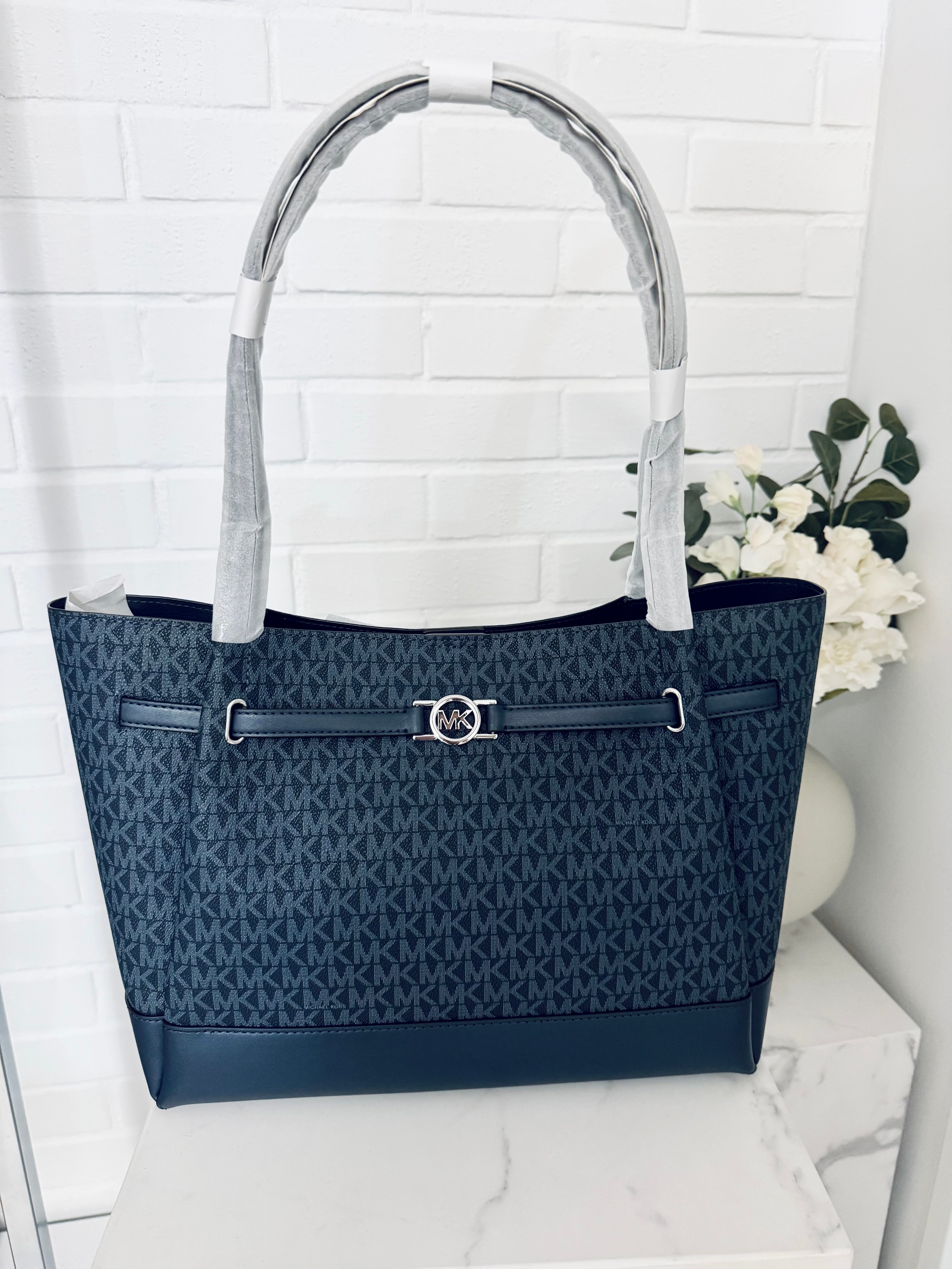 Michael Kors – Reed Large Navy Monogram Tote Shoulder Bag presenterad mot en vit bakgrund.