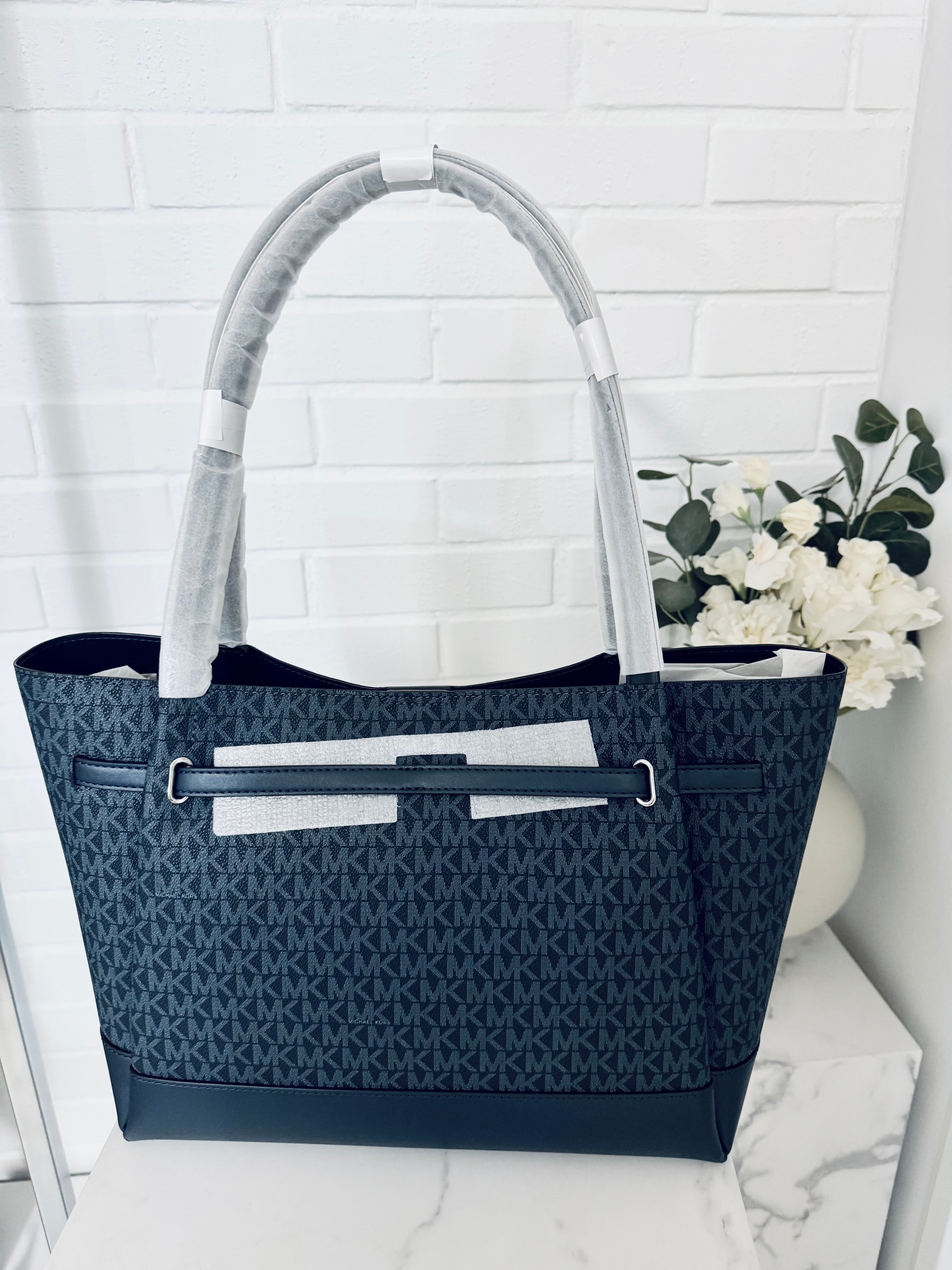 Michael Kors – Reed Large Navy Monogram Tote Shoulder Bag bakvy.